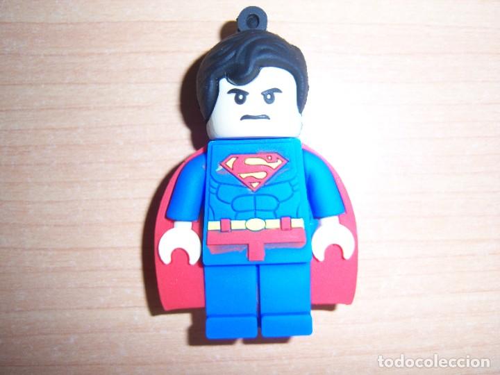 Figuras y mu&ntilde;ecos DC: FIGURA DE SUPERMAN EN PENDRIVE (NUEVO) - Foto 1