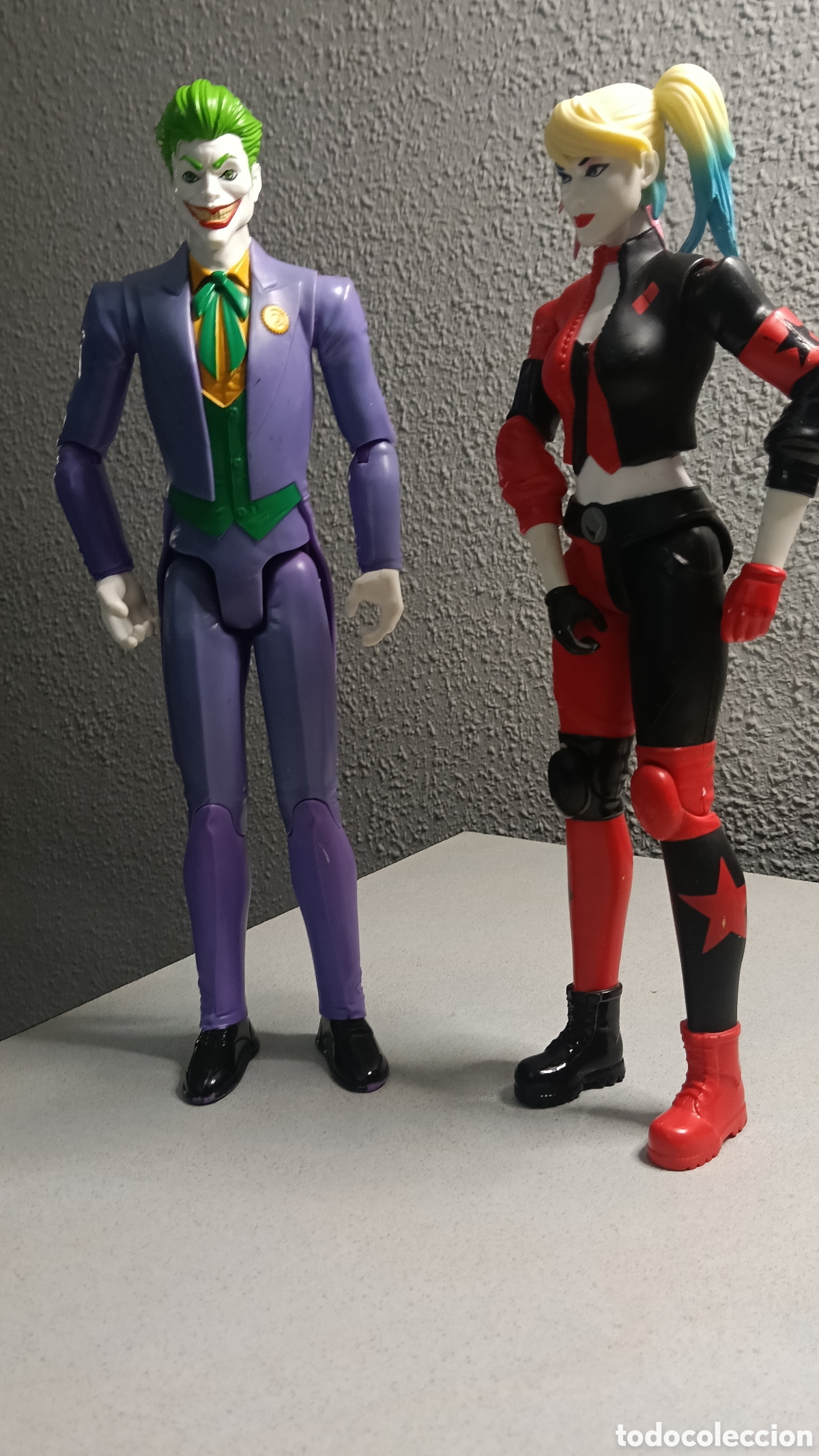 Figuras y Mu&ntilde;ecos DC: Figuras de acci&oacute;n de 30 cm de Joker y Harley Quinn fueron fabricadas por Spin Master.