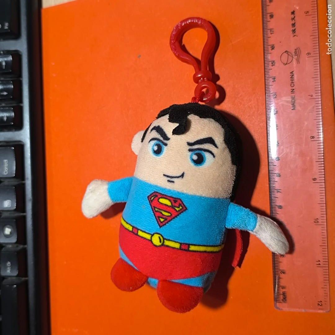 Figuras y mu&ntilde;ecos DC: 001692JUG-peluche colgante Superman (dc comics)