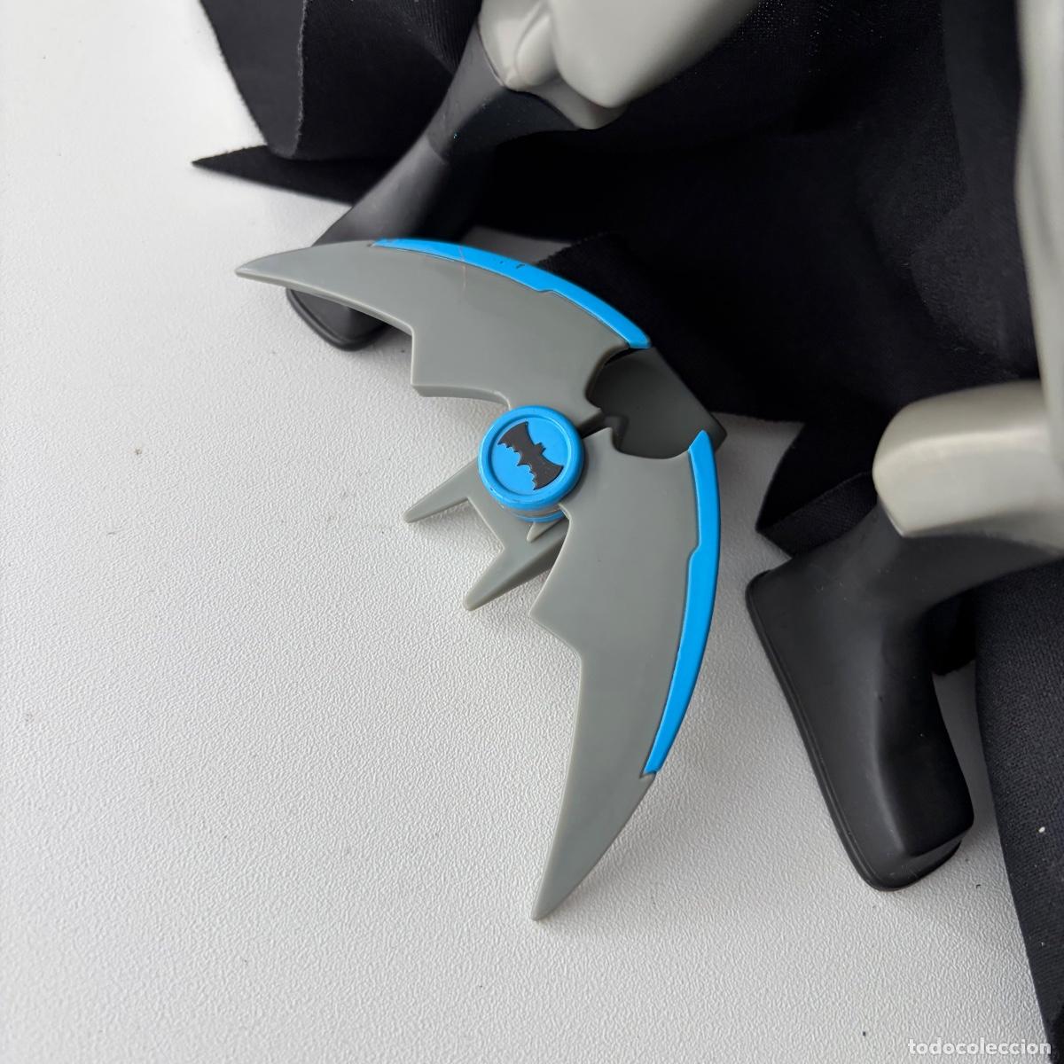 Figuras y mu&ntilde;ecos DC: figura Batman The Batman Mattel 2004 con Batarang - Foto 2