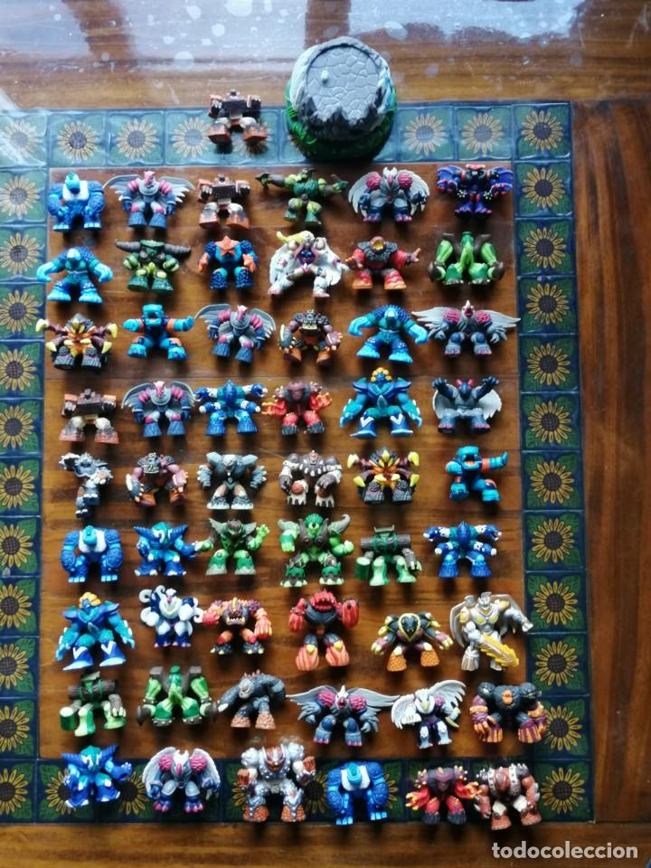 Figuras y mu&ntilde;ecos Gormiti: LOTE DE 55 GORMITIS CON CONECTORES PARA PLATAFORMA. - Foto 2