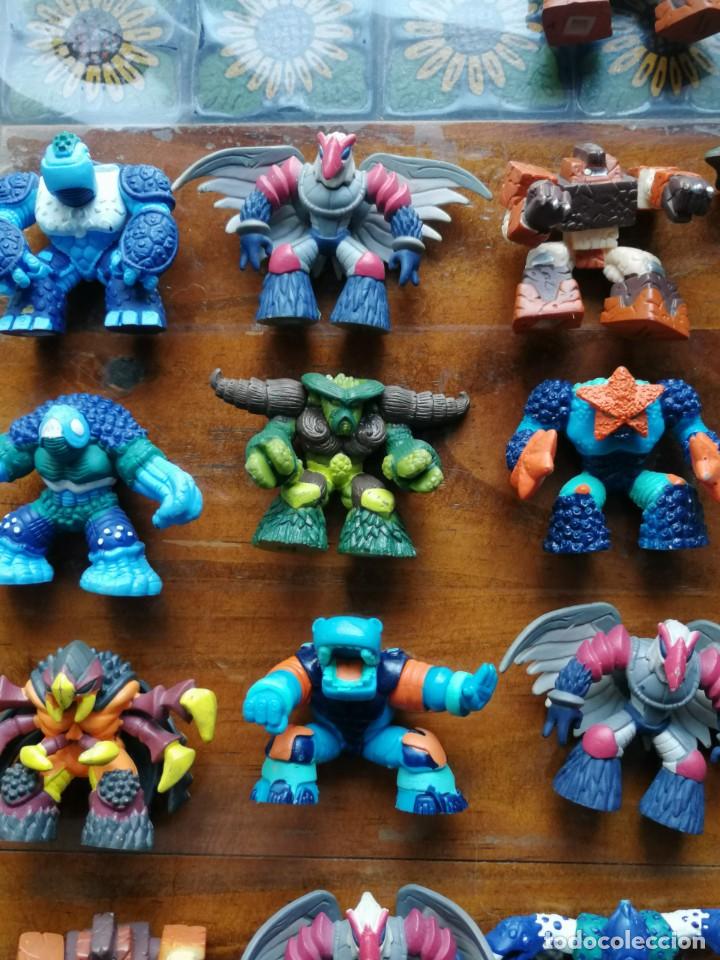Figuras y mu&ntilde;ecos Gormiti: LOTE DE 55 GORMITIS CON CONECTORES PARA PLATAFORMA. - Foto 4