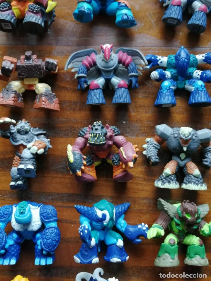 Figuras y mu&ntilde;ecos Gormiti: LOTE DE 55 GORMITIS CON CONECTORES PARA PLATAFORMA. - Foto 6