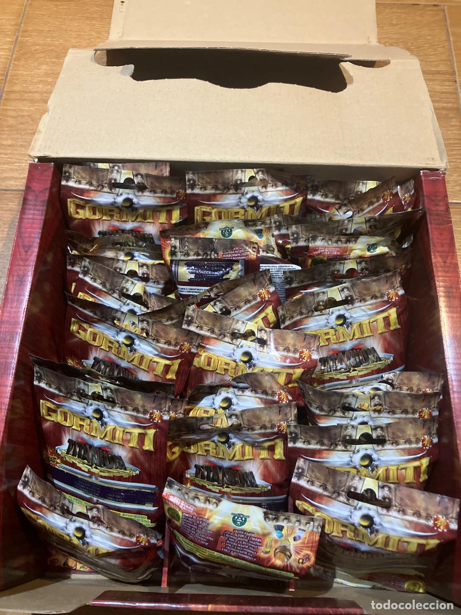 Figuras y Mu&ntilde;ecos Gormiti: CAJA LLENA ABIERTA DE GORMITIS SIN ABRIR 30 SOBRES TITANIUM !