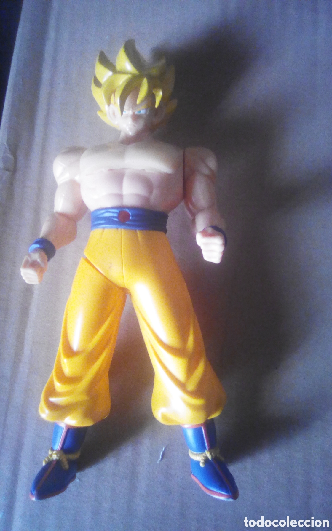 Figuras y mu&ntilde;ecos Manga: Figura Goku, pelo rubio. Bola de Drag&oacute;n. &copy; 2008 B. S./S., T.A.B. n&deg; 61608. Mide 22 cm.