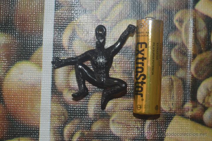 Figuras y mu&ntilde;ecos Marvel: mu&ntilde;eco figura colgante spiderman negro - Foto 1