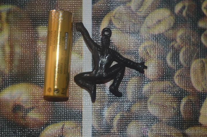 Figuras y mu&ntilde;ecos Marvel: mu&ntilde;eco figura colgante spiderman negro - Foto 2