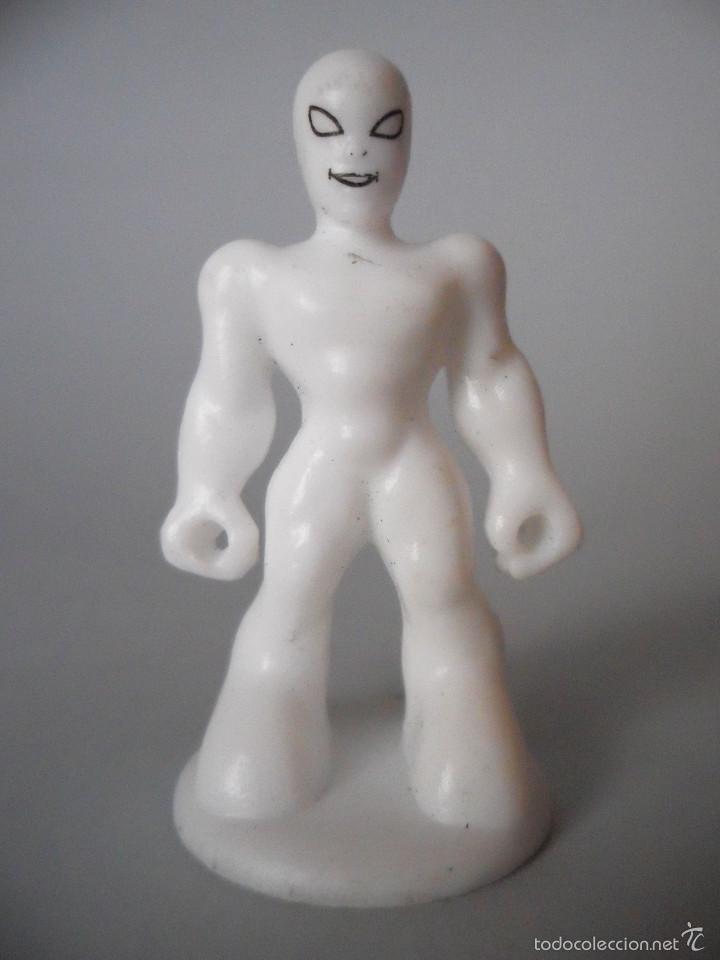 Figuras y mu&ntilde;ecos Marvel: MARVEL HEROES SILVER SURFER FIGURA TIPO KINDER 2008 - Foto 1