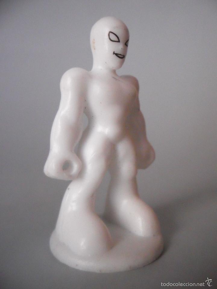 Figuras y mu&ntilde;ecos Marvel: MARVEL HEROES SILVER SURFER FIGURA TIPO KINDER 2008 - Foto 2