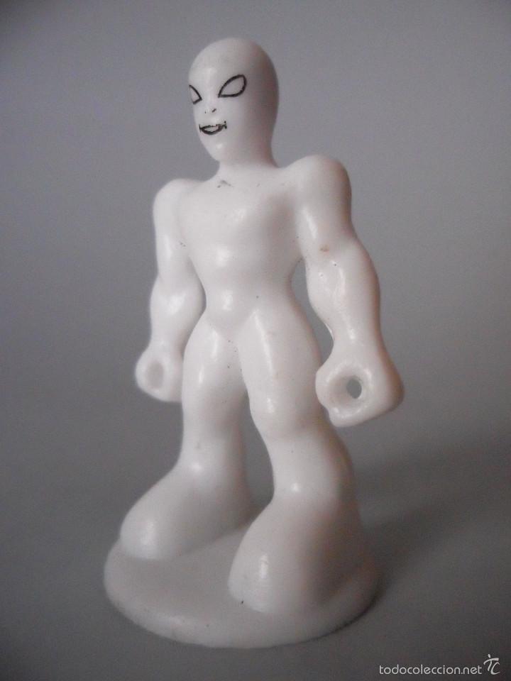 Figuras y mu&ntilde;ecos Marvel: MARVEL HEROES SILVER SURFER FIGURA TIPO KINDER 2008 - Foto 3