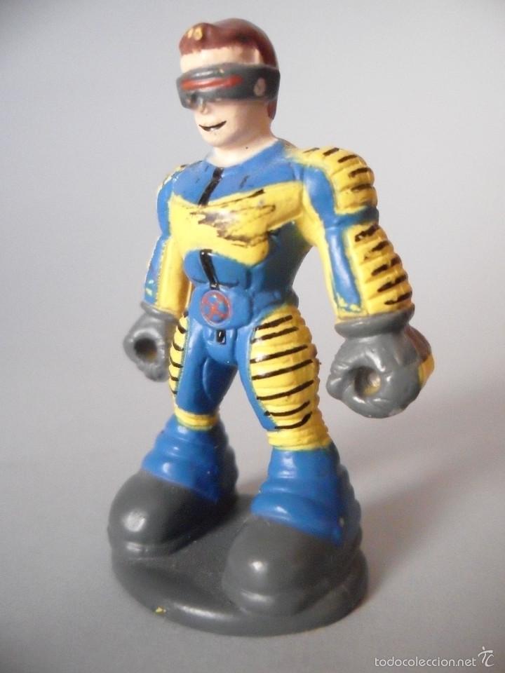 Figuras y mu&ntilde;ecos Marvel: MARVEL HEROES CICLOPE FIGURA TIPO KINDER 2011 - Foto 2