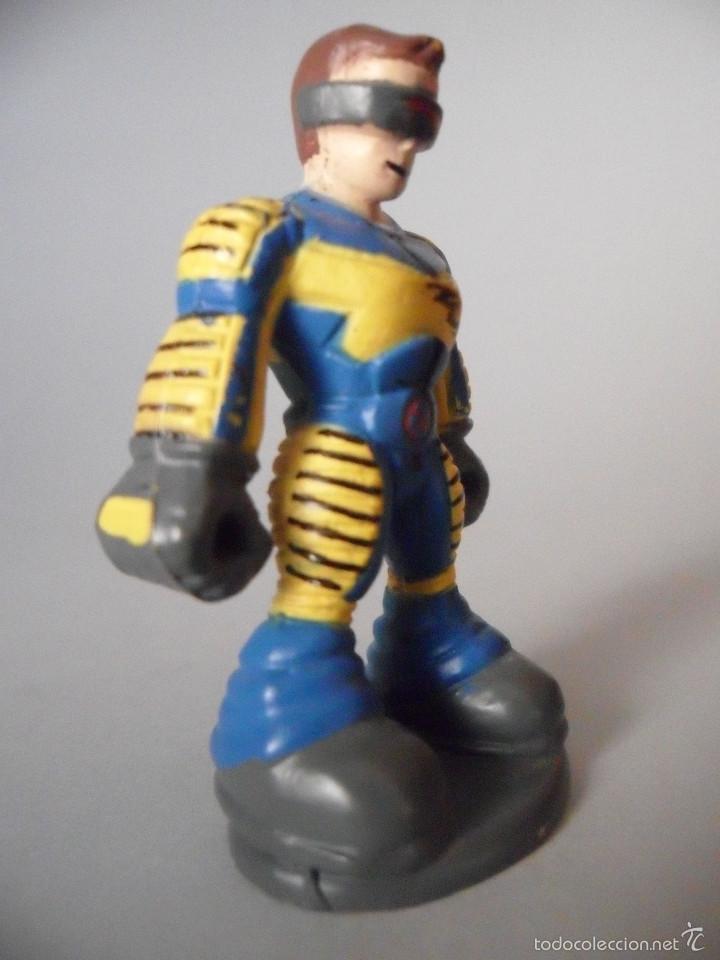 Figuras y mu&ntilde;ecos Marvel: MARVEL HEROES CICLOPE FIGURA TIPO KINDER 2011 - Foto 3