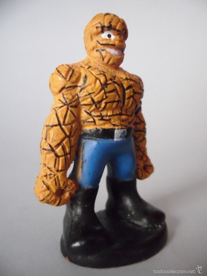Figuras y mu&ntilde;ecos Marvel: MARVEL HEROES LA COSA FIGURA TIPO KINDER 2011 - Foto 3