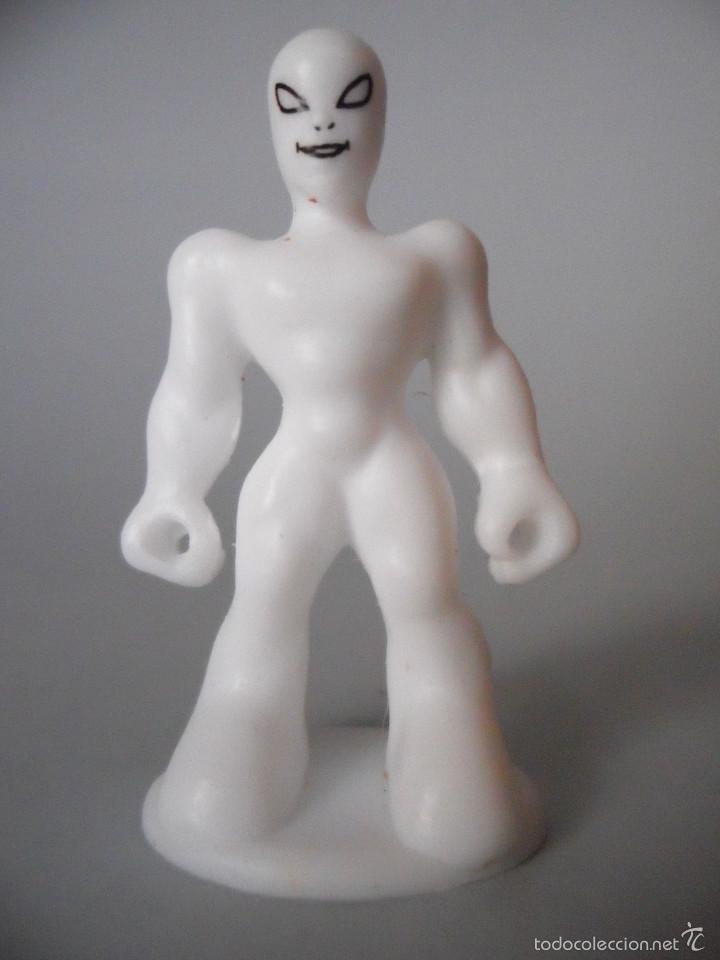 Figuras y mu&ntilde;ecos Marvel: MARVEL HEROES SILVER SURFER FIGURA TIPO KINDER 2011 - Foto 1