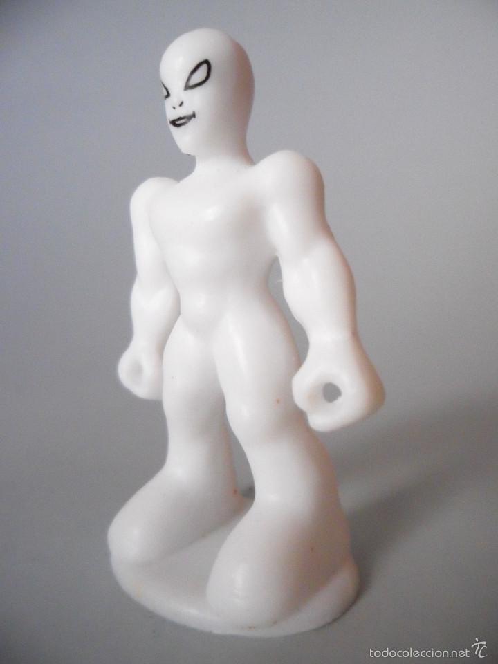 Figuras y mu&ntilde;ecos Marvel: MARVEL HEROES SILVER SURFER FIGURA TIPO KINDER 2011 - Foto 2