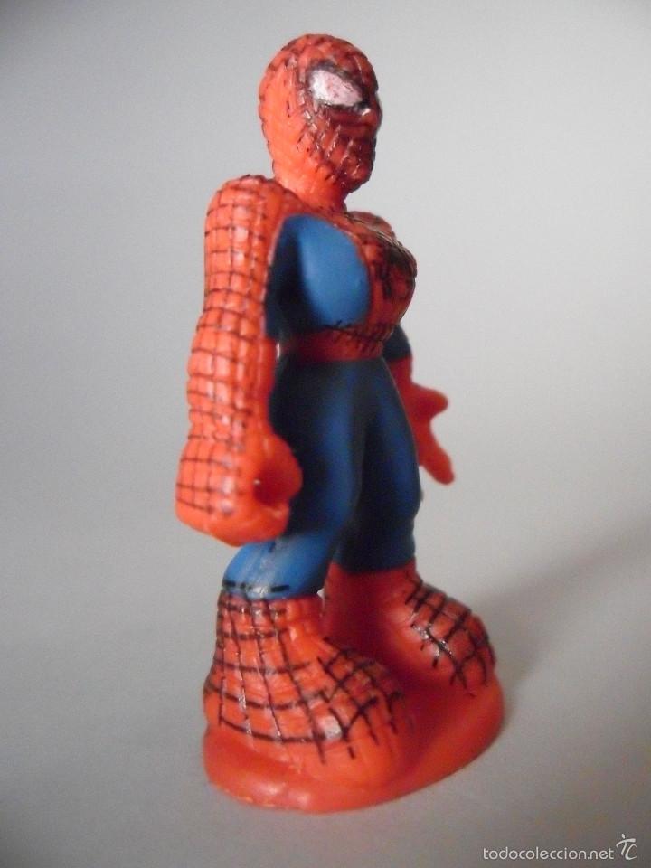 Figuras y mu&ntilde;ecos Marvel: MARVEL HEROES SPIDERMAN FIGURA TIPO KINDER 2011 - Foto 3