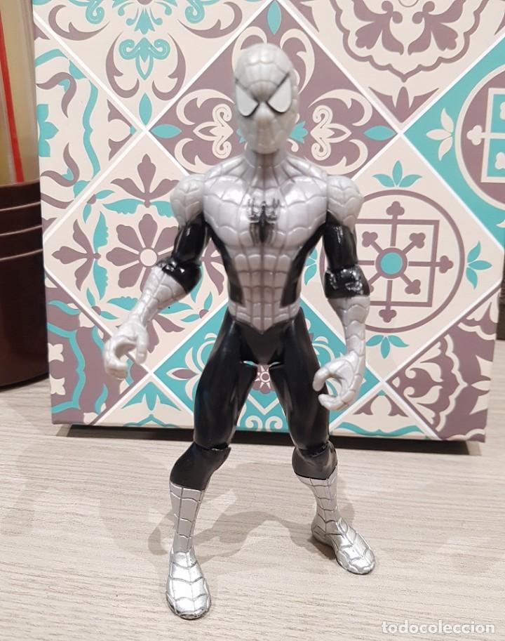 Figuras y mu&ntilde;ecos Marvel: FIGURA ARTICULADA SPIDERMAN GRIS  HASBRO MARVEL 2015 - Foto 1