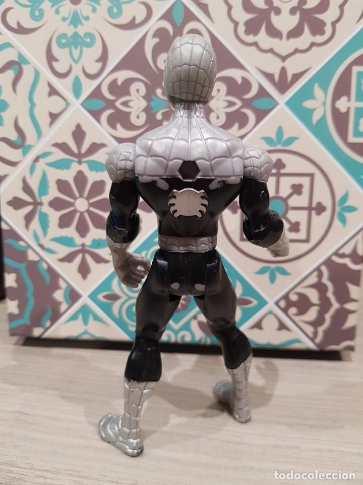 Figuras y mu&ntilde;ecos Marvel: FIGURA ARTICULADA SPIDERMAN GRIS  HASBRO MARVEL 2015 - Foto 2
