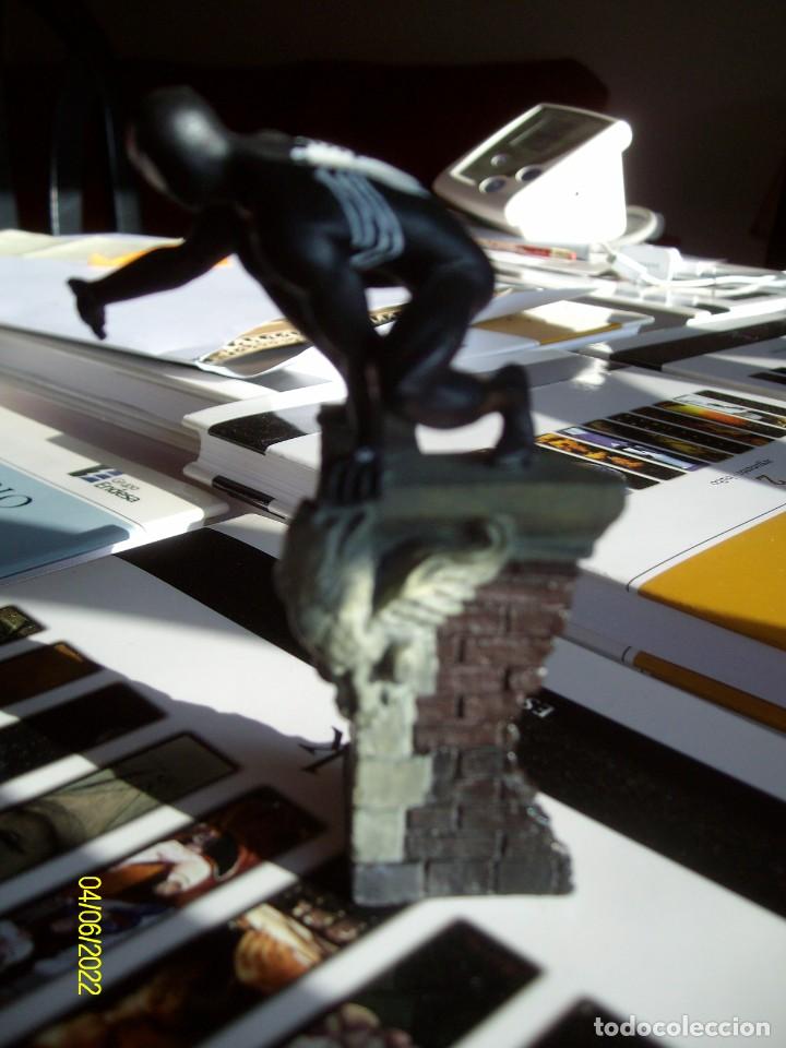Figuras y mu&ntilde;ecos Marvel: SPIDERMAN BLACK COSTUME PLOMO NEGRO EN CORNISA - Foto 2