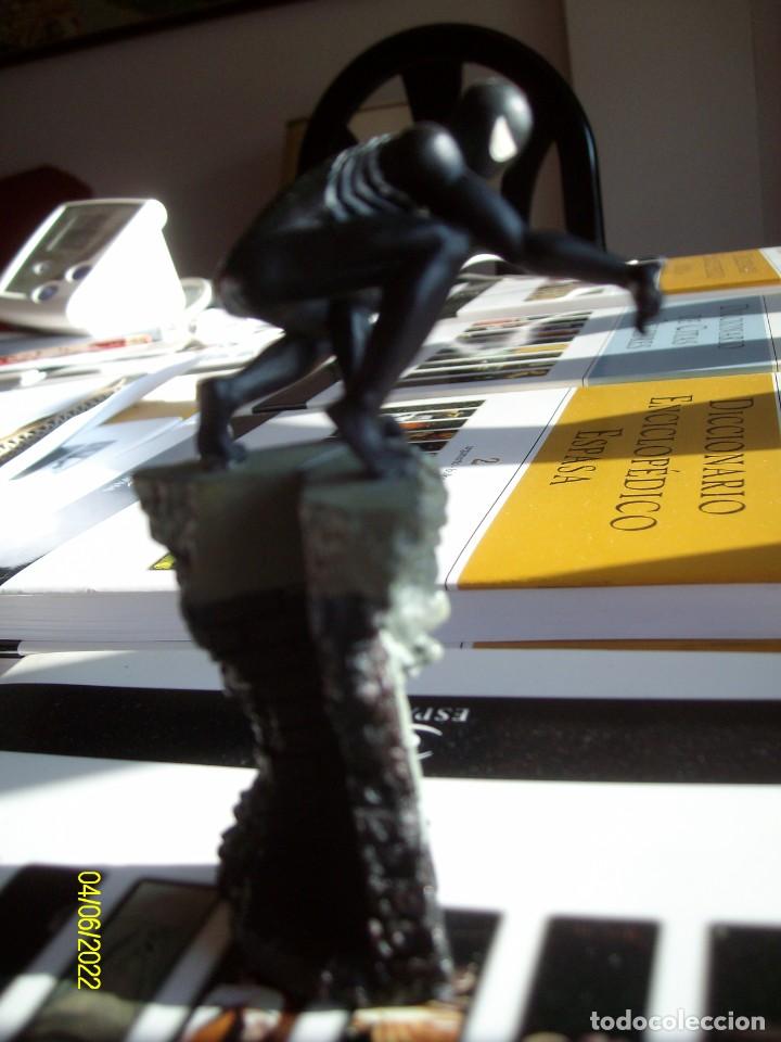 Figuras y mu&ntilde;ecos Marvel: SPIDERMAN BLACK COSTUME PLOMO NEGRO EN CORNISA - Foto 3
