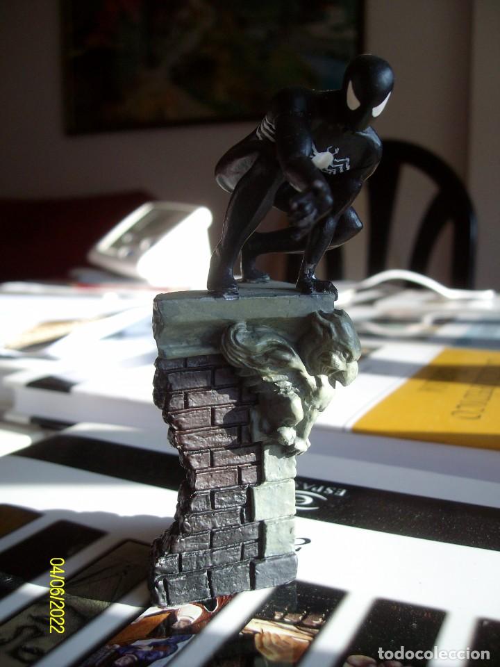 Figuras y mu&ntilde;ecos Marvel: SPIDERMAN BLACK COSTUME PLOMO NEGRO EN CORNISA - Foto 4