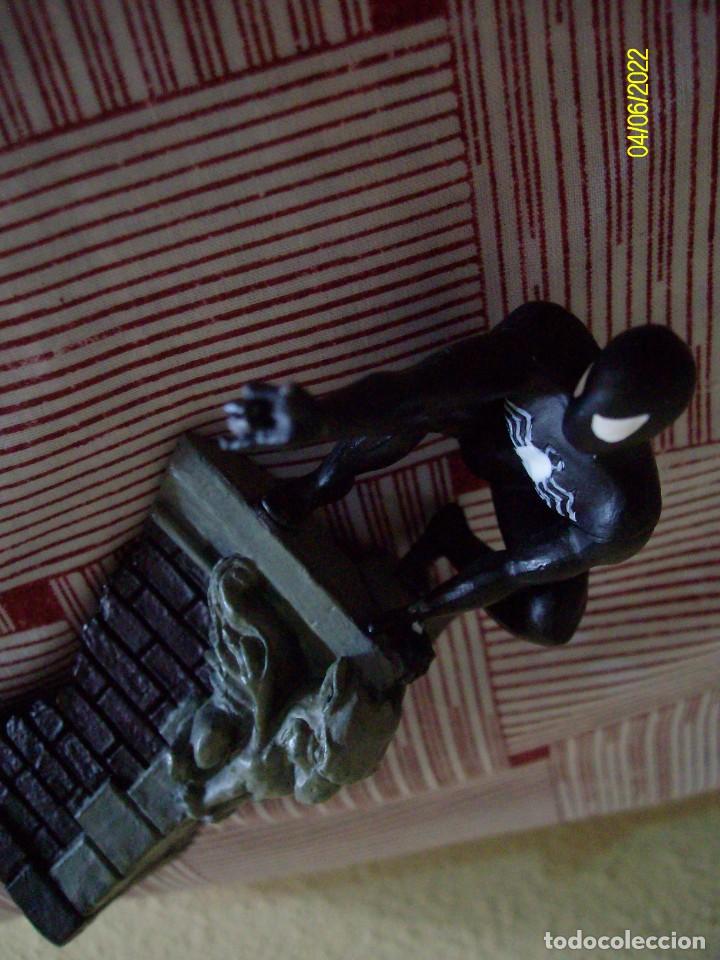 Figuras y mu&ntilde;ecos Marvel: SPIDERMAN BLACK COSTUME PLOMO NEGRO EN CORNISA - Foto 7