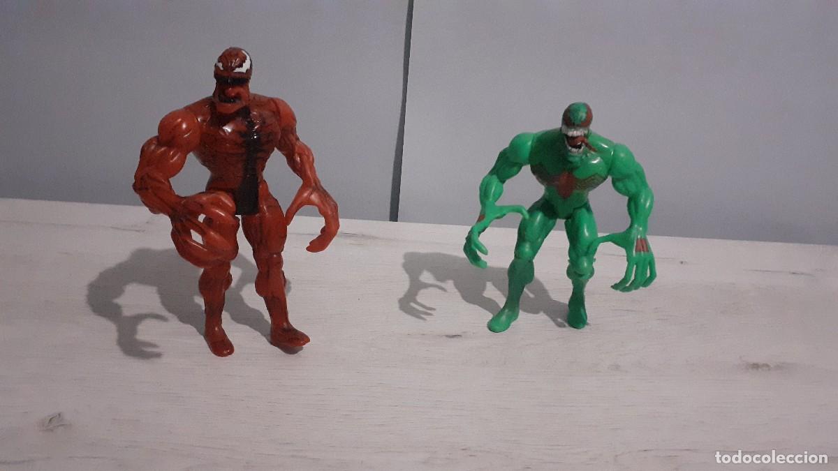 Figuras y mu&ntilde;ecos Marvel: 2 figuras de Venom rojo y verde. - Foto 1