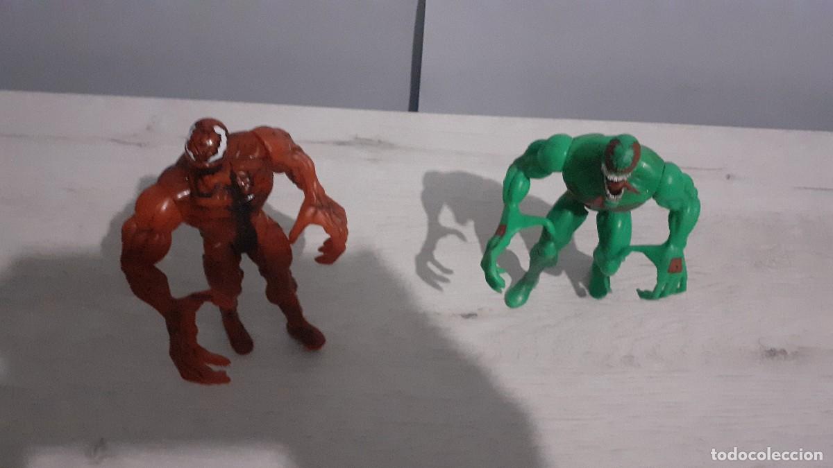 Figuras y mu&ntilde;ecos Marvel: 2 figuras de Venom rojo y verde. - Foto 3