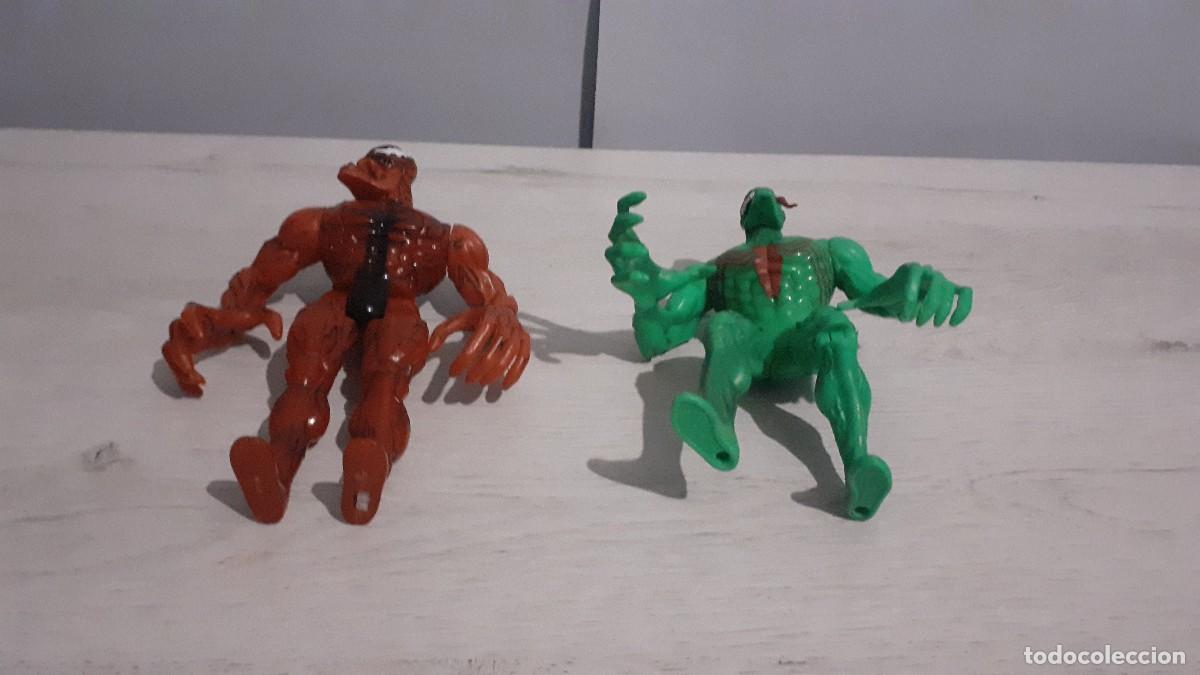 Figuras y mu&ntilde;ecos Marvel: 2 figuras de Venom rojo y verde. - Foto 6