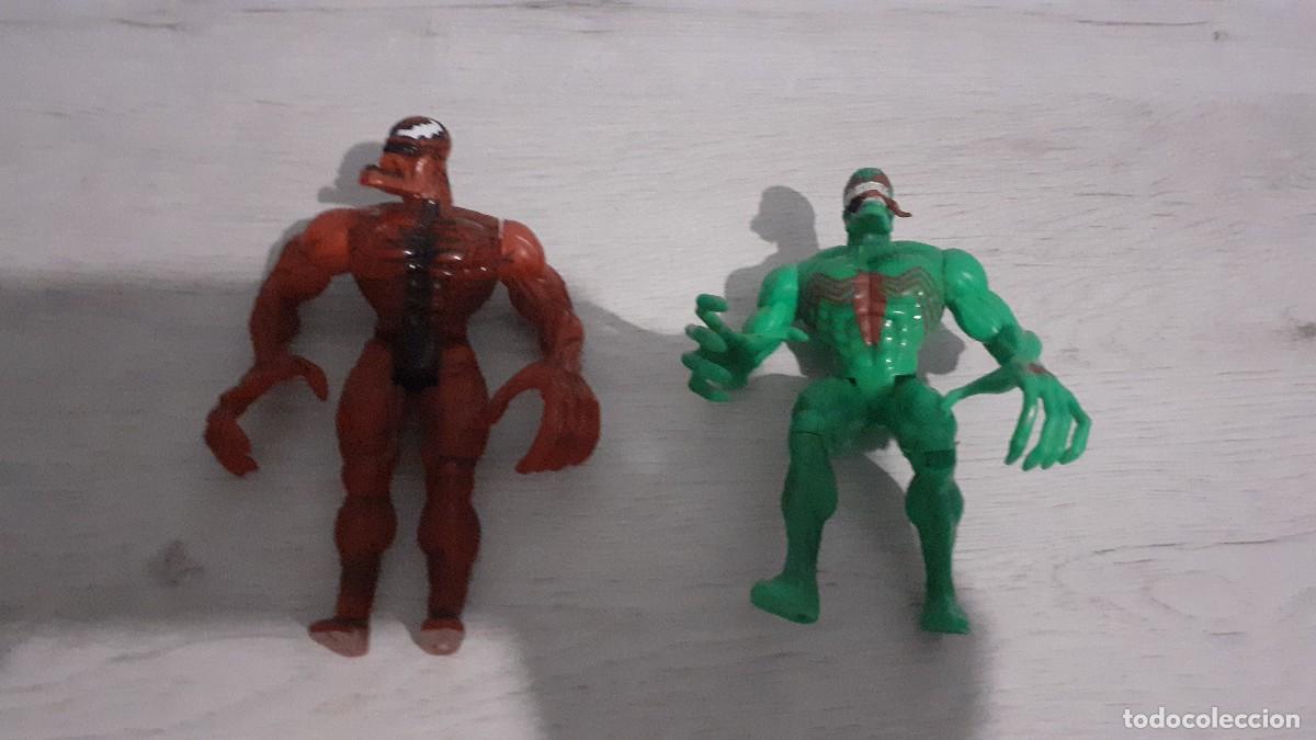 Figuras y mu&ntilde;ecos Marvel: 2 figuras de Venom rojo y verde. - Foto 8