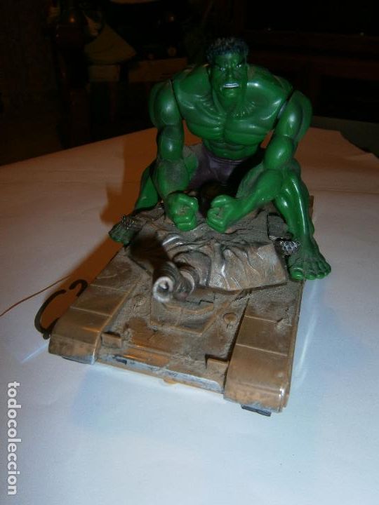 Figuras y mu&ntilde;ecos Marvel: ESPECTACULAR FIGURA DE HULK SOBRE TANQUE A PILAS - Foto 1