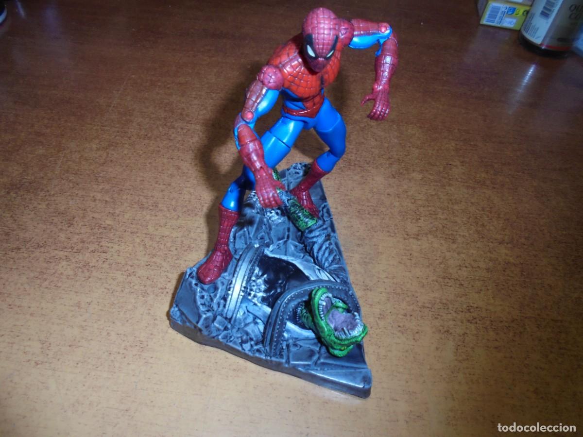 Figuras y muñecos Marvel: FIGURA ARTICULADA MARVEL 2001 DE JUGUETE DE SPIDERMAN CON UN LAGARTO.