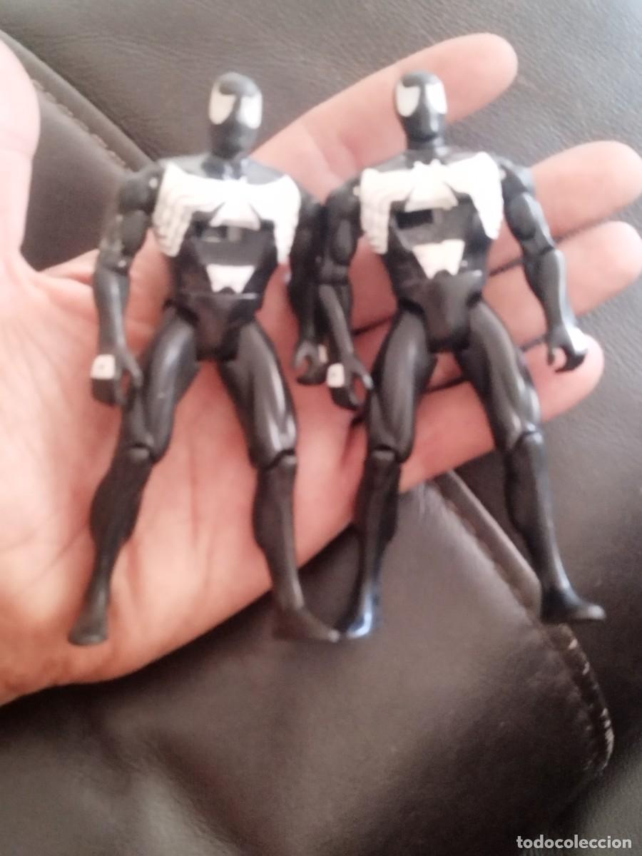 Figuras y mu&ntilde;ecos Marvel: Dos Figuras de acci&oacute;n Spider-Man con traje negro de la l&iacute;nea Toy Biz de 1995..