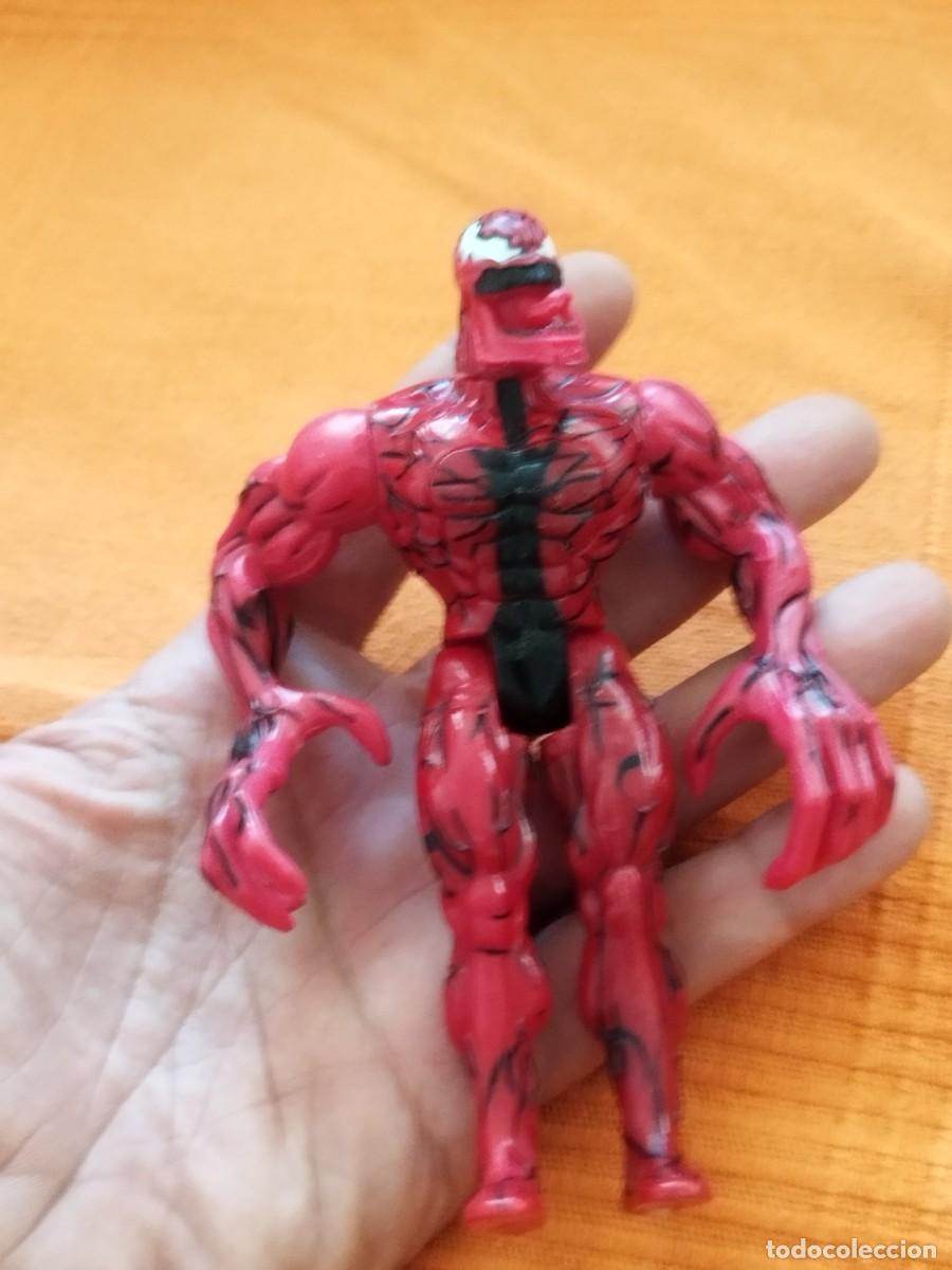 Figuras y mu&ntilde;ecos Marvel: Mu&ntilde;eco, figura Carnage (Matanza) de la l&iacute;nea Heavy Hitters / Karate Fighters de Toy Biz. 1996.