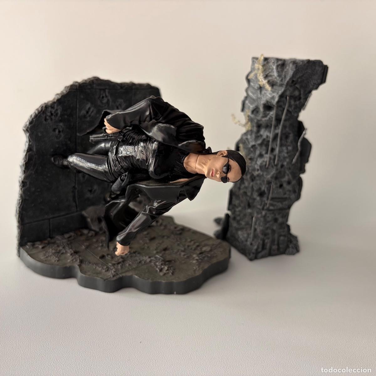 Figuras y mu&ntilde;ecos McFarlane: Figura mu&ntilde;eco Trinity The Matrix Lobby Scene Series 1 McFarlane Toys 2003 17 cm