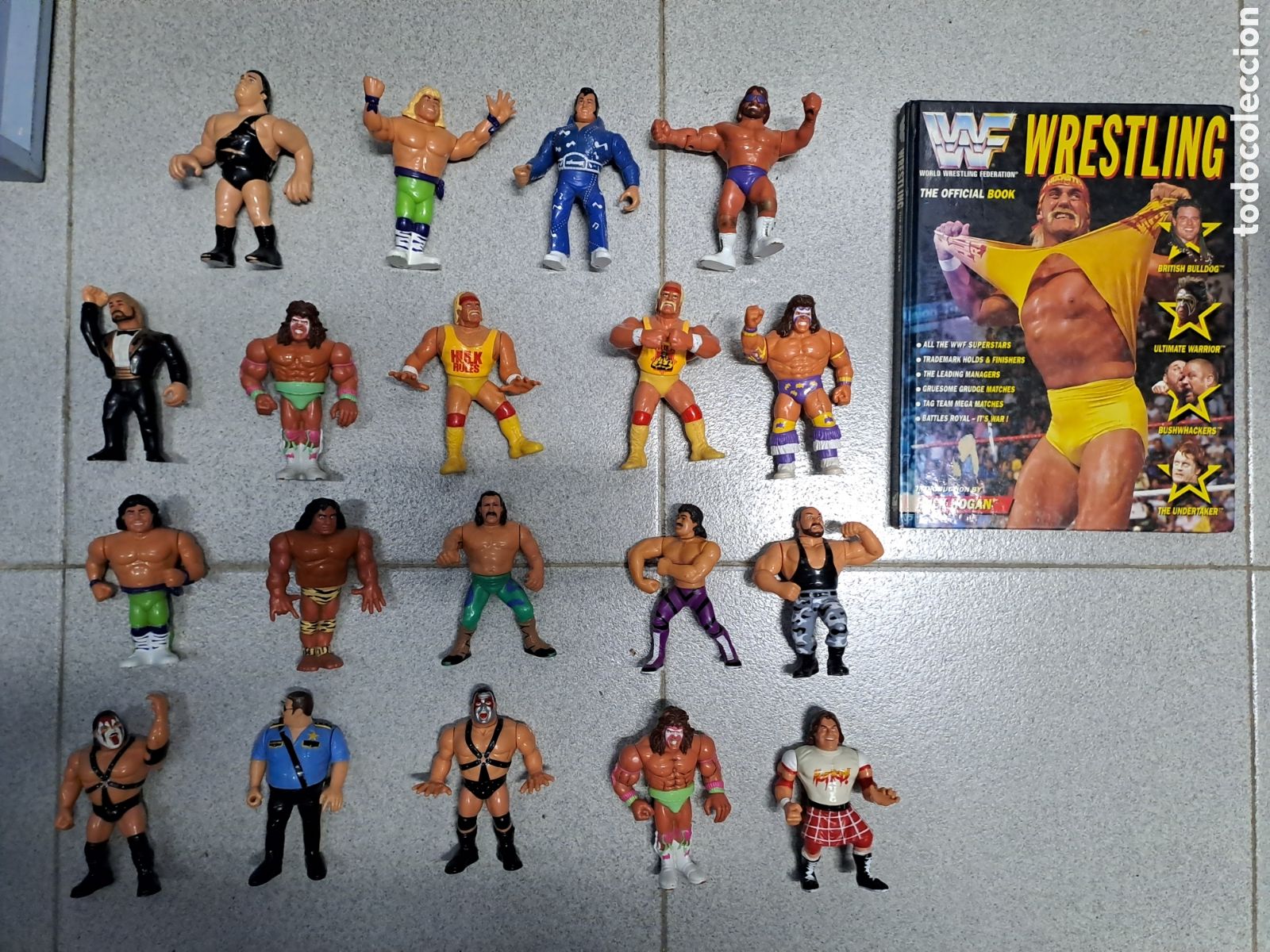 Figuras y mu&ntilde;ecos Pressing Catch: Lote WWF 19 mu&ntilde;ecos y libro - Foto 1