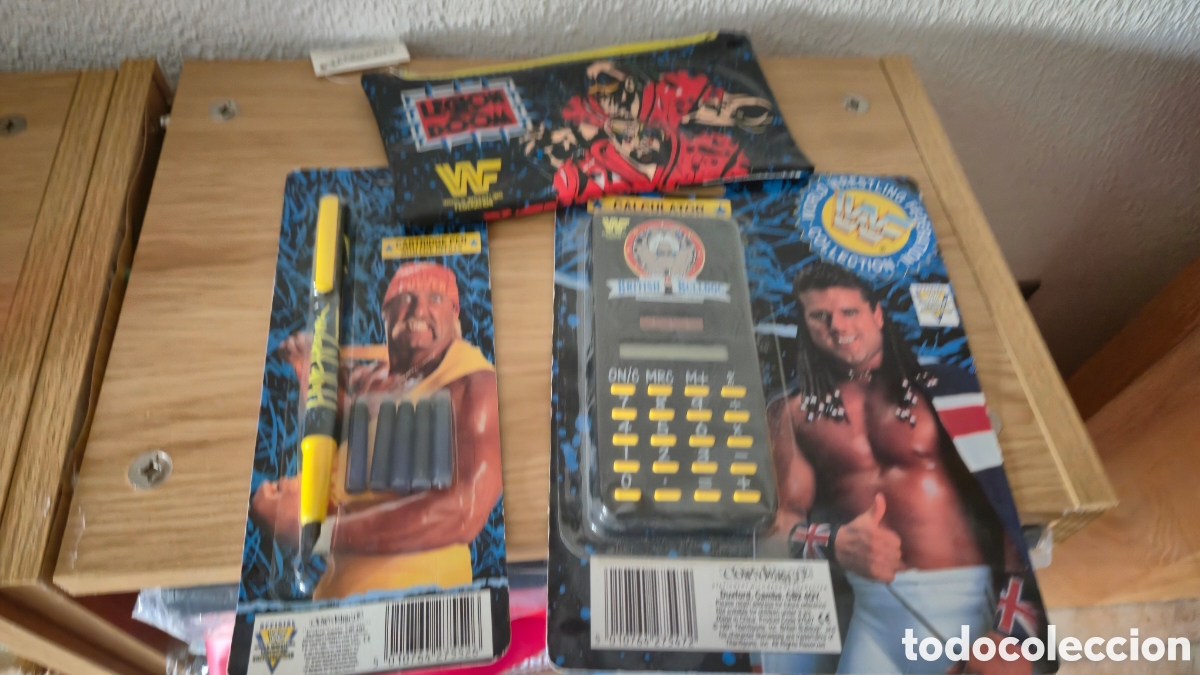 Figuras y Mu&ntilde;ecos Pressing Catch: Lote de estuche, boli y calculadora de pressing catch Hulk Hogan, Legion of doom y British Bulldog