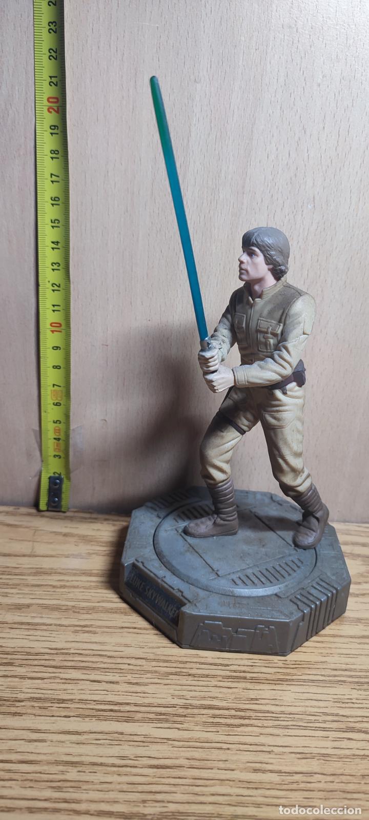 Figuras y mu&ntilde;ecos Star Wars: STAR WARS: LUKE SKYWALKER CON SABLE L&Aacute;SER - Foto 1