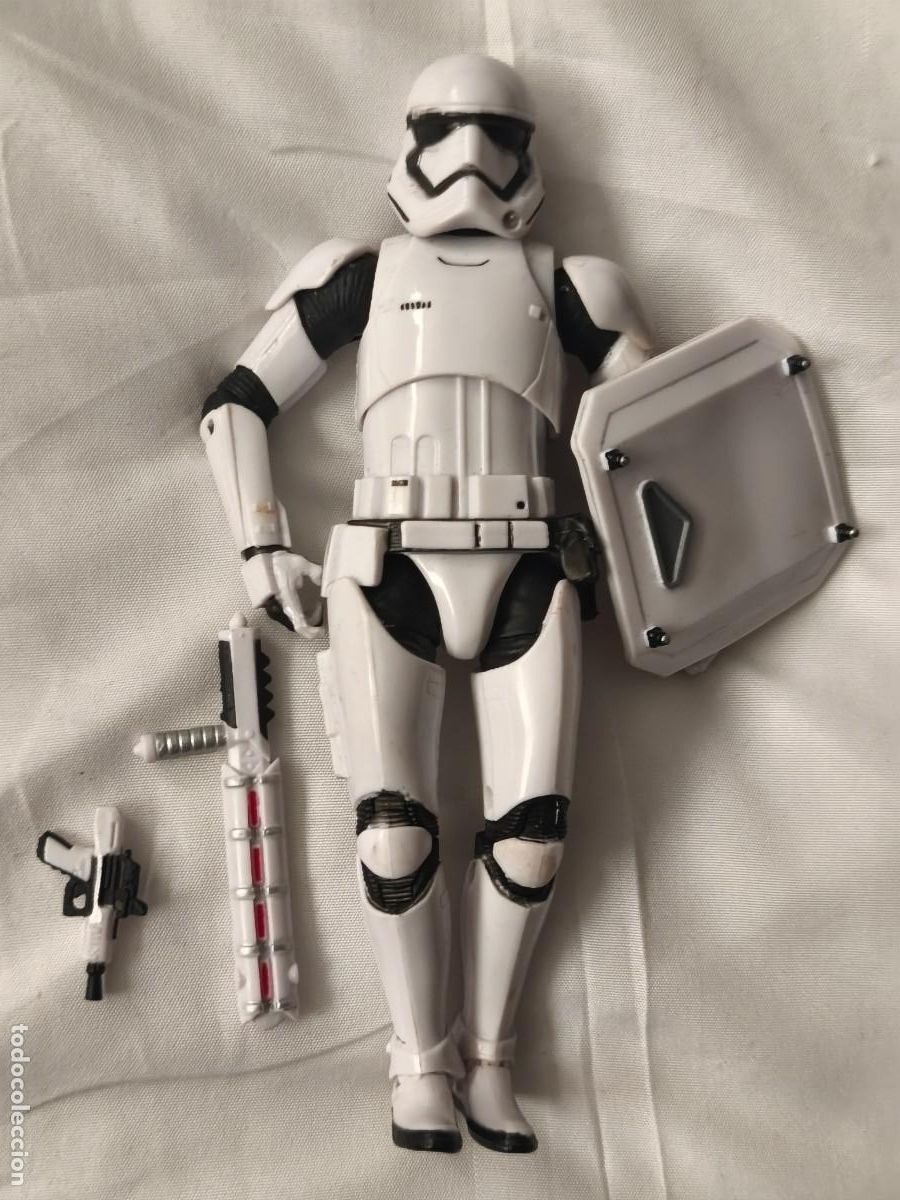 Figuras y Mu&ntilde;ecos Star Wars: STAR WARS . The Black Series First Order Stormtrooper con escudo y 2 armas . LFL . Hasbro . 15 cm.