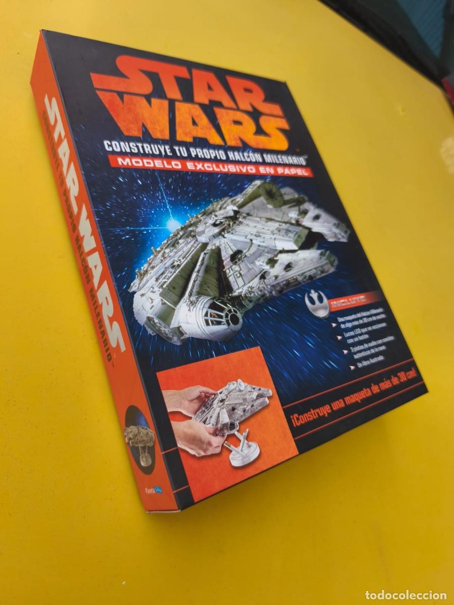 Figuras y Mu&ntilde;ecos Star Wars: Kit Star Wars Build The Millennium Falcon Deluxe Paper Model Kit. 2015.