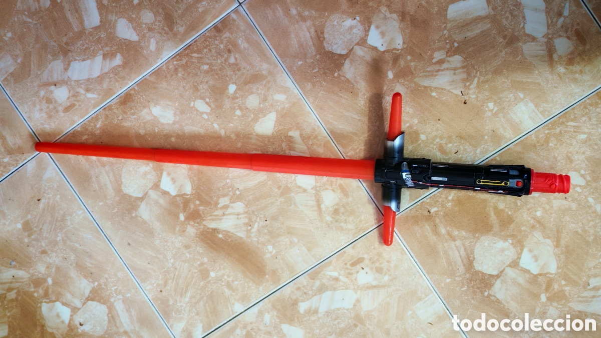 Figuras y Mu&ntilde;ecos Star Wars: STAR WARS. Sable de luz extensible Kylo Ren. Hasbro. 2015