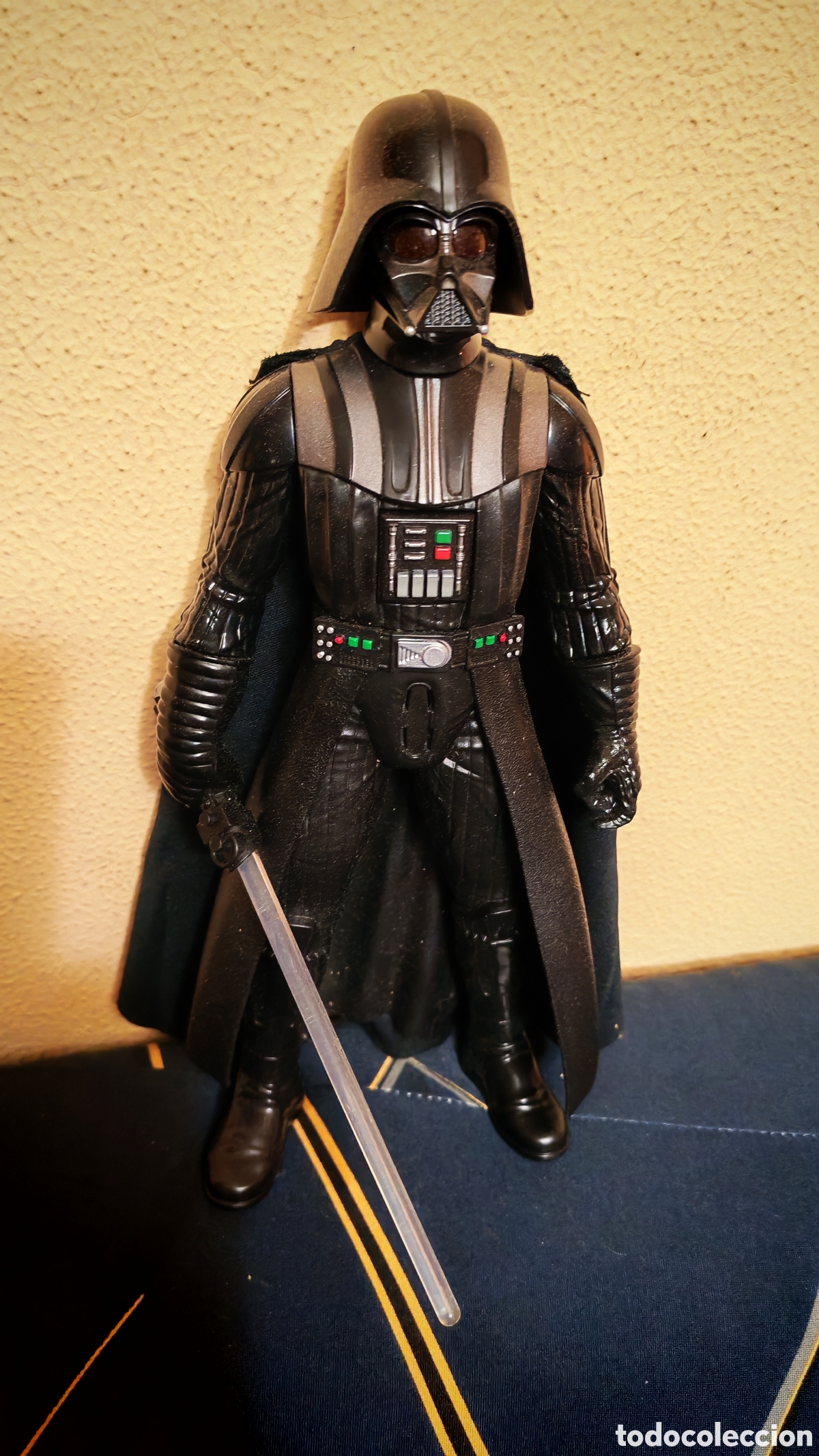 Figuras y Mu&ntilde;ecos Star Wars: STAR WAR. Darth Vader. Interactivo. Luz . Sonido . Capa tela . Numerada . 30 cm. Hasbro. 2022 . LFL