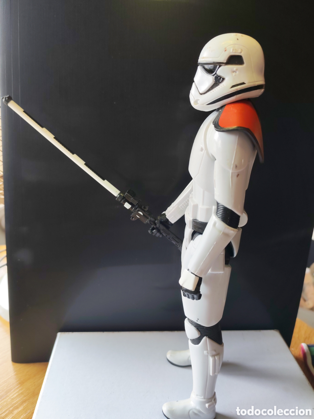 Figuras y Mu&ntilde;ecos Star Wars: STAR WARS. Stormtrooper Oficial de la 1&ordf; orden . l&iacute;der escuadr&oacute;n Con arma . 30 cm alto. Hasbro. LFL