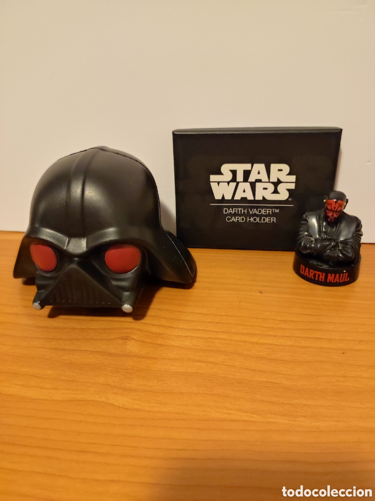 Figuras y Mu&ntilde;ecos Star Wars: Lote Colecci&oacute;n Star Wars: Mini Casco Darth Vader (Hasbro) + Estuche