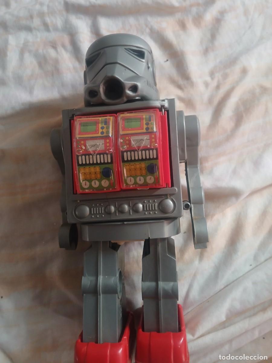 Figuras y mu&ntilde;ecos Star Wars: Antiguo juguete robot de soldado de star wars Stormtroopers a&ntilde;os 70 poco uso y raro luces funciona