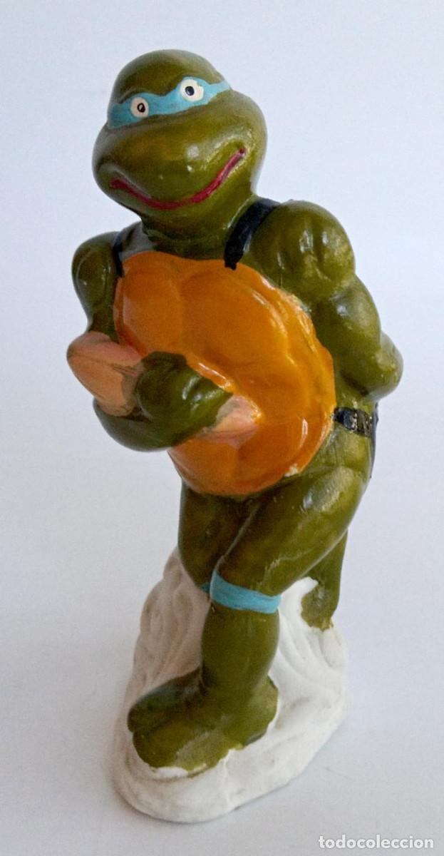 Figuras y Mu&ntilde;ecos Tortugas Ninja: FIGURA LEONARDO DE LAS TORTUGAS NINJA DE PORCELANA CERAMICA O SIMILAR CON BALON DE RUGBY A&Ntilde;OS 80 90