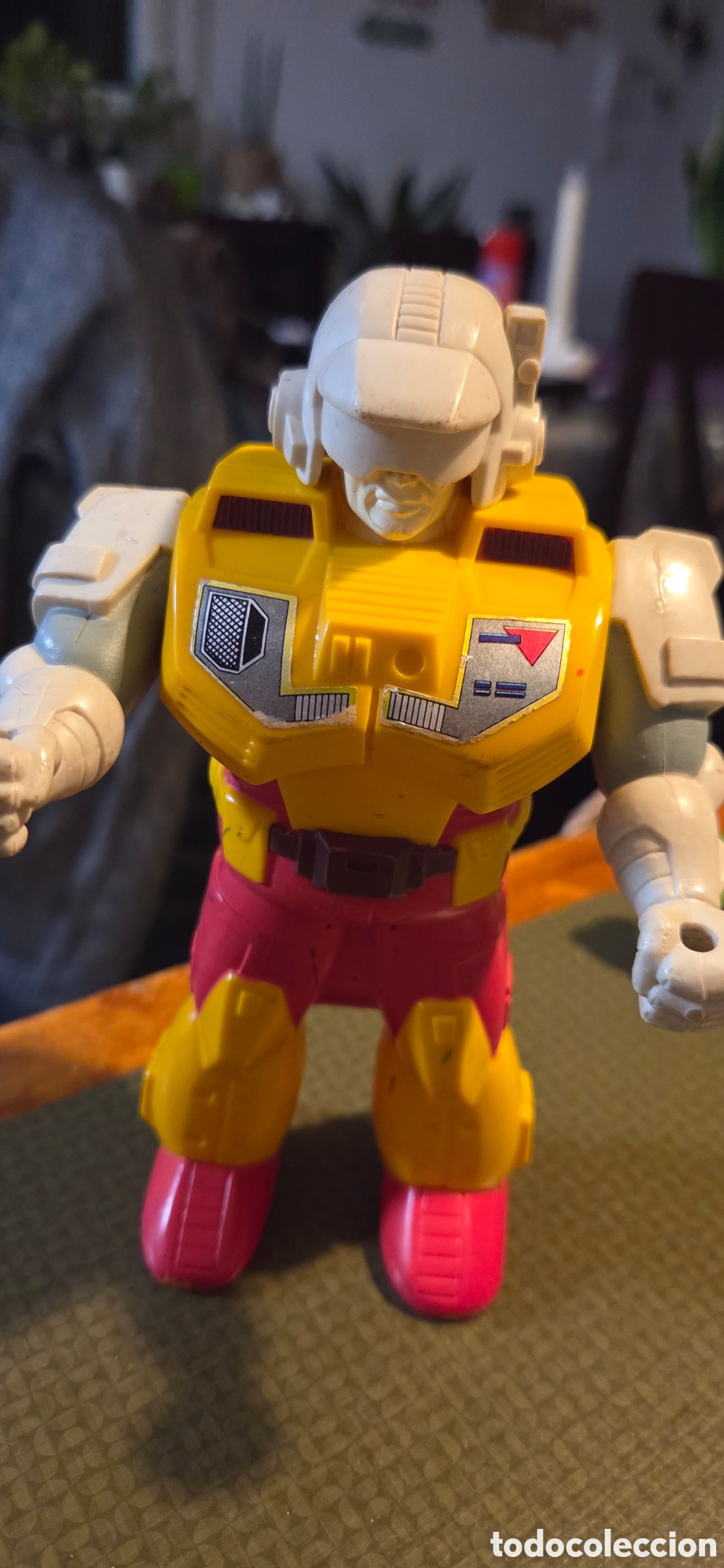 Figuras y Mu&ntilde;ecos Transformers: Transformer G1 Pretender Bumblebee