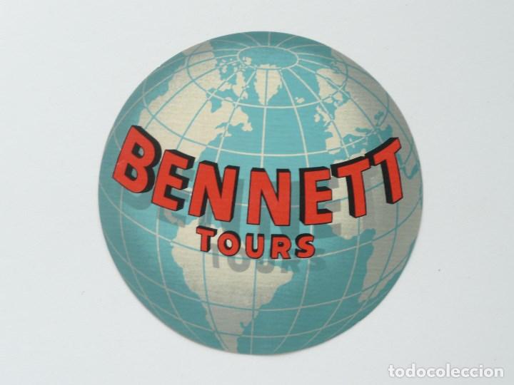 Tourismusbrosch&uuml;ren: BONITO ADHESIVO PUBLICITARIO DE BENNETT TOURS- A&Ntilde;OS 50