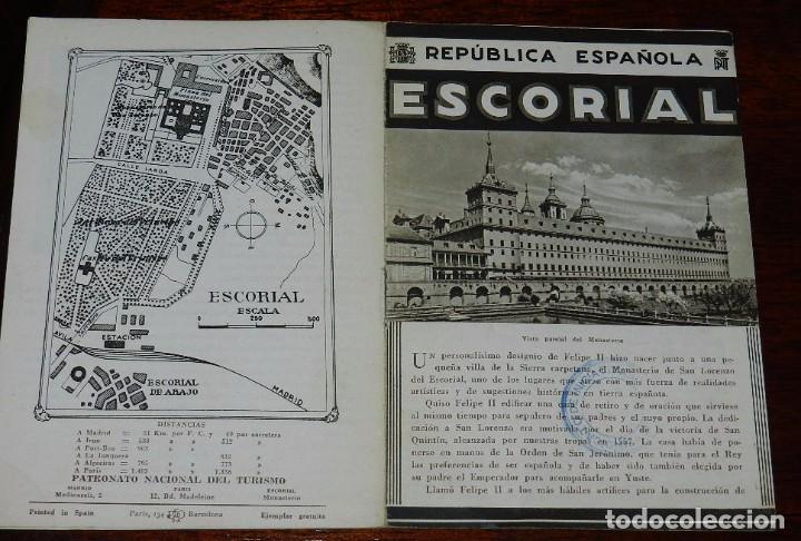 Brochures de tourisme: ANTIGUO FOLLETO DE TURISMO DE LA REPUBLICA ESPA&Ntilde;OLA, ESCORIAL, MULTIPLES FOTOGRAFIAS EN SU INTERIOR