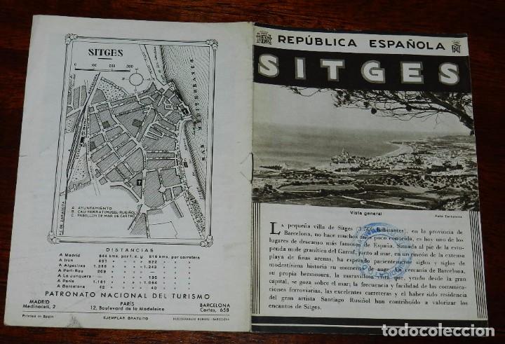 Brochures de tourisme: ANTIGUO FOLLETO DE TURISMO DE LA REPUBLICA ESPA&Ntilde;OLA, SITGES, MULTIPLES FOTOGRAFIAS EN SU INTERIOR Y